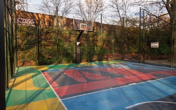 Terrain de basket financé par la Caisse D'Epargne